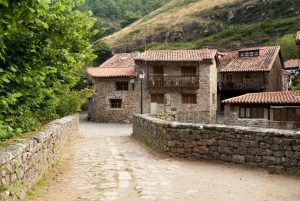 Bárcena Mayor, del  Ayuntamiento de Los Tojos , ha sido galardonada con el premi…