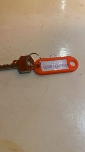 Ha aparecido hoy al mediodía esta llave, detrás de Mesón El Paraíso en Cabezonde…