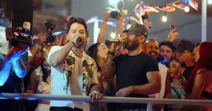 Luis Fonsi y Feid desatan la euforia del público en las fiesta de la calle San Sebastián al revelar su primera colaboración juntos, «Cambiaré»