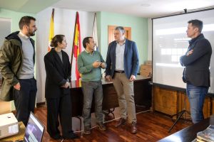 El consejero de Economía, Luis Ángel Agüeros, y el alcalde de Molledo, Joaquín V…