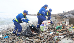 Más de 5 toneladas de basura aparecen en las orillas de playas de Miraflores tras fuerte oleaje