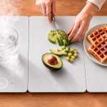China revela una tabla de cocina inteligente que calienta tus platos solo en 10 segundos mientras cortas los alimentos