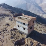 Esta misteriosa casa en un cerro de Comas lleva 10 años abandonada: tiene tres pisos, sótano y un cerco eléctrico