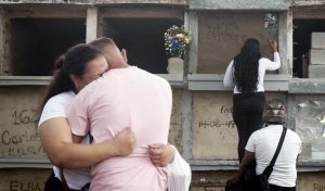 Rescatistas aún buscan milagros bajo los escombros cinco días después del terremoto en Venezuela que deja más de 43.000 desaparecidos