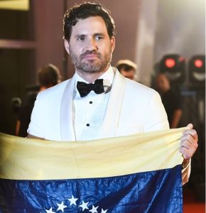 Édgar Ramírez impulsa campaña para proteger a la niñez en Venezuela: «Hay cientos de niños que están siendo rescatados de los escombros»