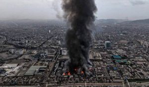 Los Olivos: enorme incendio consume fábrica de cosméticos cerca de la Universidad César Vallejo