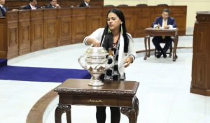 Roberto Sánchez anuncia la suspensión de Silvana Robles de Juntos por el Perú tras no mostrar su voto