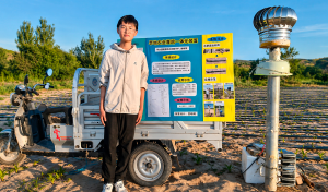 Estudiante chino de 14 años crea un ingenioso sistema con tubos y botellas de plástico que genera agua del aire en el desierto