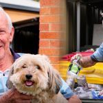 Jubilado de 82 años dedica 45 horas semanales a reciclar botellas para ayudar a animales abandonados: ya recaudó más de US$70.000