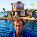 Un artista convirtió más de 150.000 botellas de plástico en una isla flotante en México: tenía casa de 3 pisos, cultivos e internet
