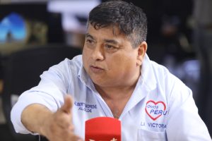 “Aprobaré una amnistía del 95% de esas multas abusivas», promete a los vecinos de La Victoria candidato por Somos Perú Alberto Moreno