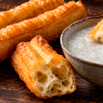 Parece un churro, pero es salado y se come con arroz: así es el «gemelo» del dulce popular en Perú que se desayuna en China desde el siglo XII